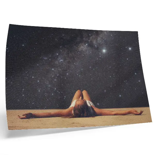 Poster para sala figura surreal sob céu estrelado