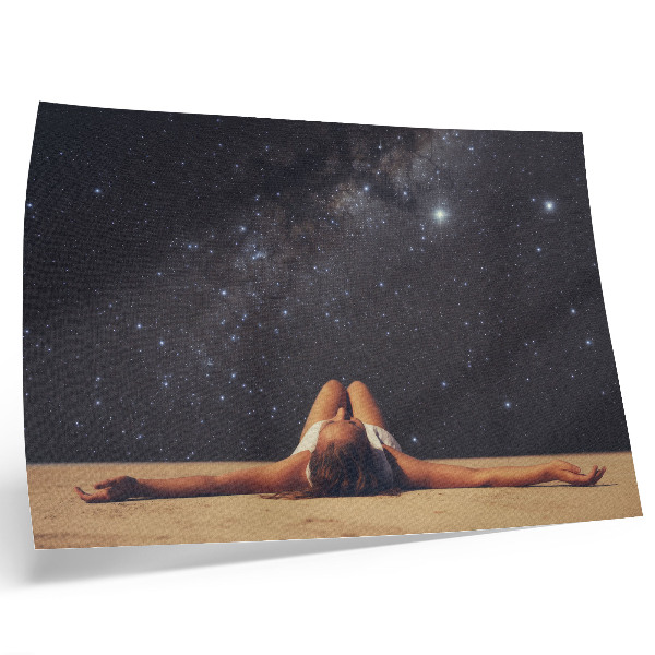 Poster para a sala Uma figura sob um céu estrelado parece surreal.