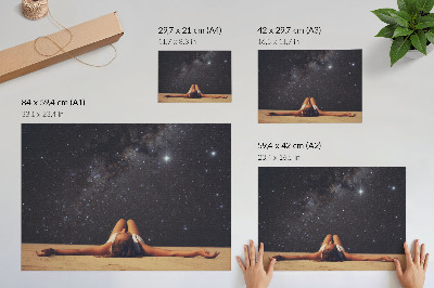 Poster para a sala Uma figura sob um céu estrelado parece surreal.