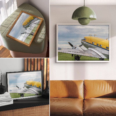 Poster Avião clássico e elegante nas cores amarelo, cinza e azul.