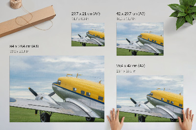 Poster Avião clássico e elegante nas cores amarelo, cinza e azul.