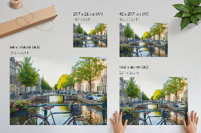 Poster em tela Canal, ponte, árvores, edifícios, bicicleta, flores