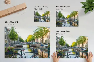 Poster em tela com canal, ponte, árvores, edifícios, bicicleta e flores