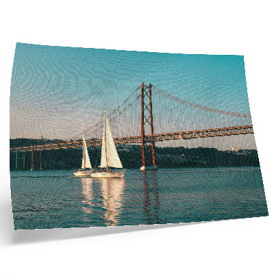 Poster Uma ponte e veleiros sobre a água em tons pastel.