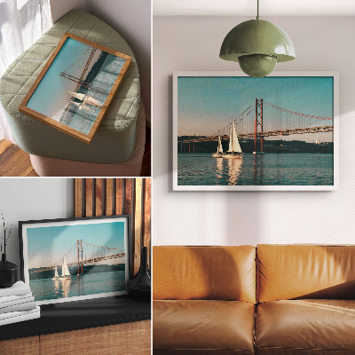 Poster Uma ponte e veleiros sobre a água em tons pastel.