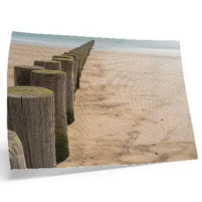 Poster em tela estacas de madeira na praia com tema de mar paz e natureza