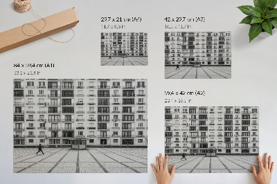 Poster em tela Um edifício moderno com varandas e uma praça.