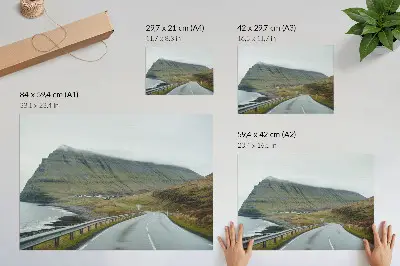 Poster estrada de montanha em meio a um nevoeiro misterioso