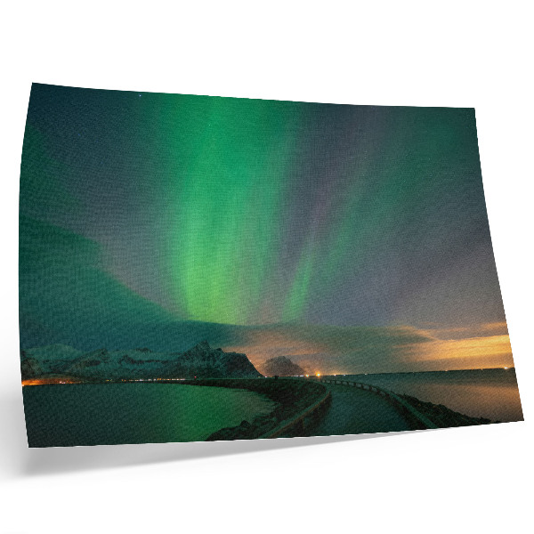 Poster para a sala Aurora boreal sobre uma paisagem montanhosa fria