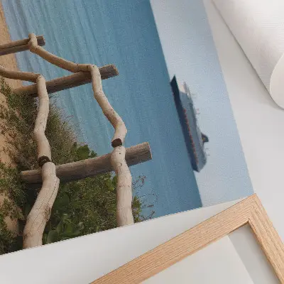 Poster em tela paisagem de navio na praia com areia e corrimão de madeira