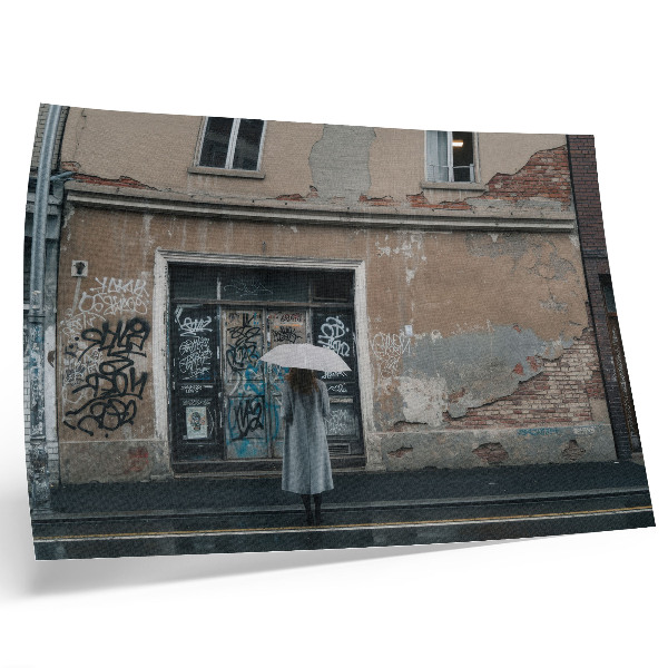 Poster para a sala Uma pessoa com um guarda-chuva em frente a uma parede cheia de grafites.
