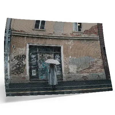 Poster para sala pessoa com guarda-chuva em frente a uma parede grafitada