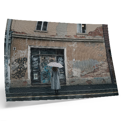 Poster para a sala Uma pessoa com um guarda-chuva em frente a uma parede cheia de grafites.