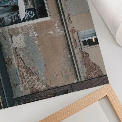 Poster para sala pessoa com guarda-chuva em frente a uma parede grafitada