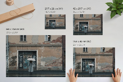 Poster para a sala Uma pessoa com um guarda-chuva em frente a uma parede cheia de grafites.