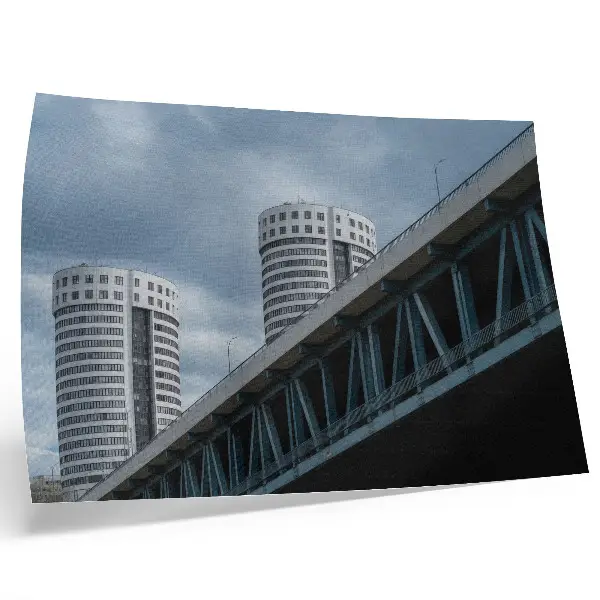 Pôster mural ponte e arranha-céus com estilo moderno, simétrico e elegante