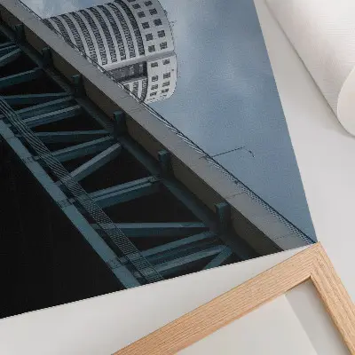 Pôster mural ponte e arranha-céus com estilo moderno, simétrico e elegante
