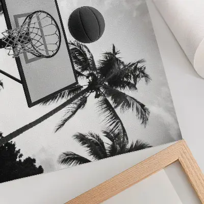 Poster em tela cesta de basquete entre palmeiras em fundo preto e branco