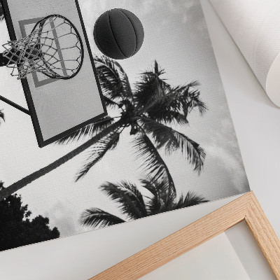 Poster em tela Cesta de basquete entre palmeiras em um fundo preto e branco.