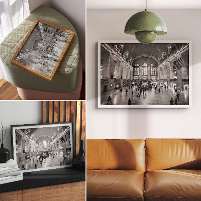 Poster em tela Interior elegante com grandes janelas e escadaria central.