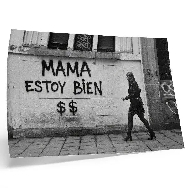 Poster mural com contraste entre cena urbana e grafite em preto e branco