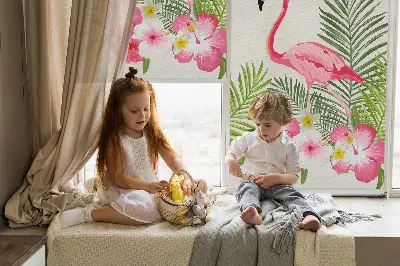 Estores de rolo em tecido Flamingos junto às folhas
