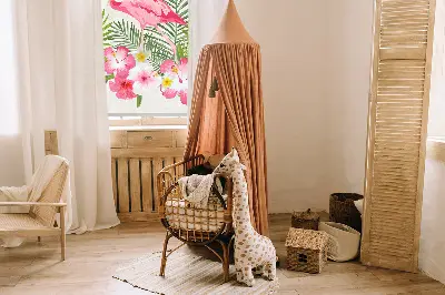 Estores de rolo em tecido Flamingos junto às folhas