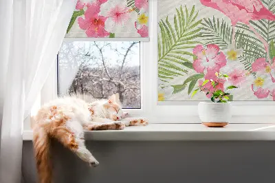 Estores de rolo em tecido blackout Flamingos junto às folhas