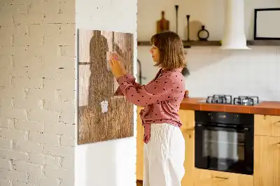 Quadro magnético com caneta em madeira com tons quentes
