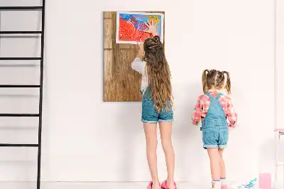 Quadro magnético com caneta em madeira com tons quentes