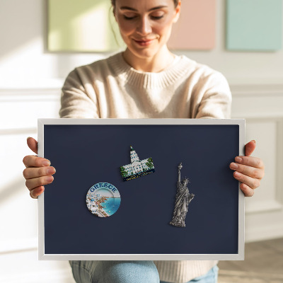 Quadro magnético com moldura branca Cor: azul marinho escuro