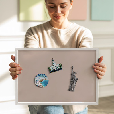 Quadro magnético com moldura branca Cor rosa pó bege