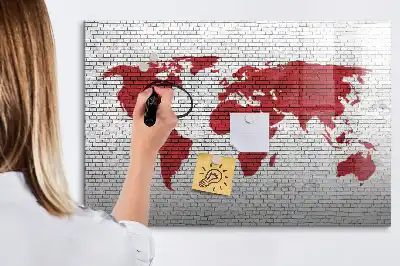 Quadro magnético para desenhar com estampa de mapa-múndi em parede de tijolos