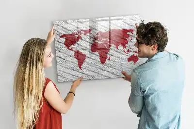 Quadro magnético para desenhar com estampa de mapa-múndi em parede de tijolos