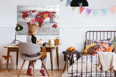 Quadro magnético para desenhar com estampa de mapa-múndi em parede de tijolos