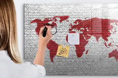 Quadro magnético para desenhar com estampa de mapa-múndi em parede de tijolos