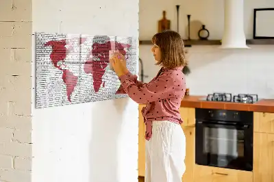 Quadro magnético para desenhar com estampa de mapa-múndi em parede de tijolos