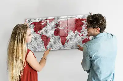 Quadro magnético para desenhar com estampa de mapa-múndi em parede de tijolos