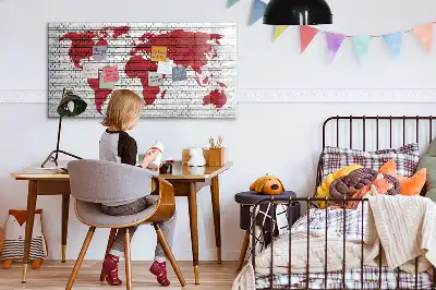 Quadro magnético para desenhar com estampa de mapa-múndi em parede de tijolos