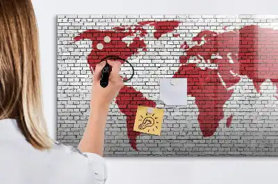 Quadro magnético para desenhar com estampa de mapa-múndi em parede de tijolos