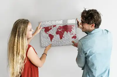 Quadro magnético para desenhar com estampa de mapa-múndi em parede de tijolos