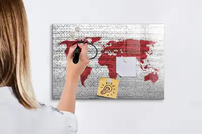 Quadro magnético para desenhar com estampa de mapa-múndi em parede de tijolos