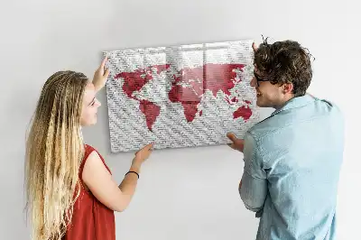Quadro magnético para desenhar com estampa de mapa-múndi em parede de tijolos