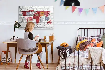 Quadro magnético para desenhar com estampa de mapa-múndi em parede de tijolos