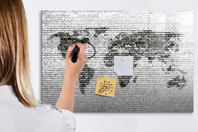 Quadro magnético para escrever com estampa de mapa-múndi em parede de tijolos