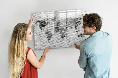 Quadro magnético para escrever com estampa de mapa-múndi em parede de tijolos