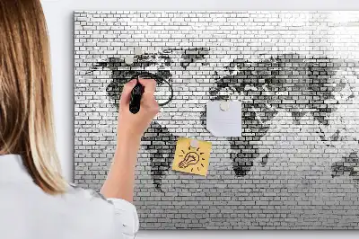 Quadro magnético para escrever com estampa de mapa-múndi em parede de tijolos