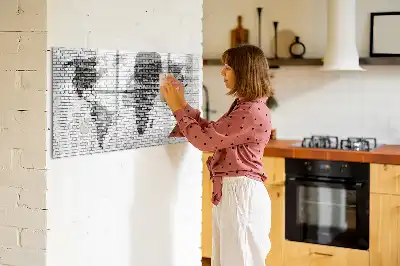 Quadro magnético para escrever com estampa de mapa-múndi em parede de tijolos