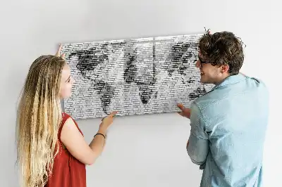 Quadro magnético para escrever com estampa de mapa-múndi em parede de tijolos
