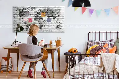 Quadro magnético para escrever com estampa de mapa-múndi em parede de tijolos